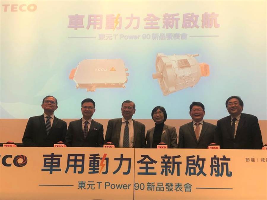 東元集團(tuán)會(huì)長黃茂雄(左三)、東元董事長邱純枝(右三)、代理總經(jīng)理連昭志(右一)、與交通部次長黃玉霖(右二)與貿(mào)協(xié)董事長黃志芳(左二)、工研院所長胡竹生(左一),今日共同主持東元車用動(dòng)力,全新啟航典禮。圖/沉美幸